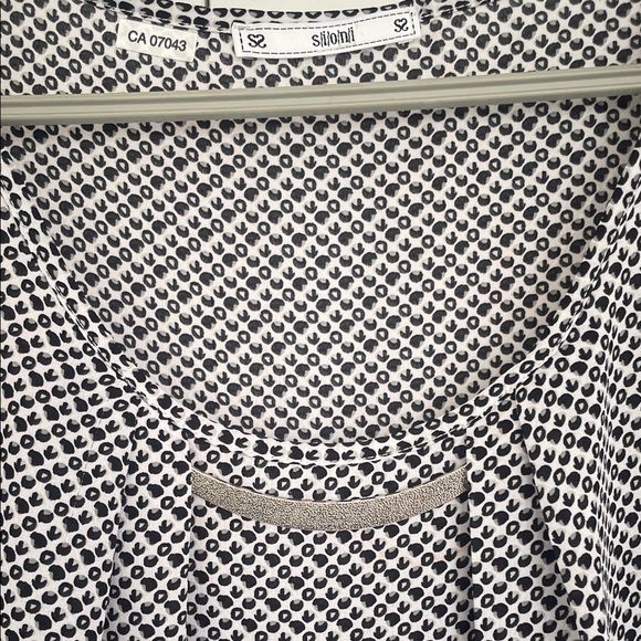 Sioni Sleeveless Black and White Patterned  Top - Chic & Versatile • Size Medium - Picture 4 of 17